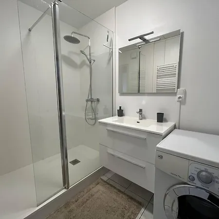 Apartment T3 Renove Avec Loggias, A Deux Pas De La Et Des Commerces, Parking Prive Inclus! - Fr-1-324a-64