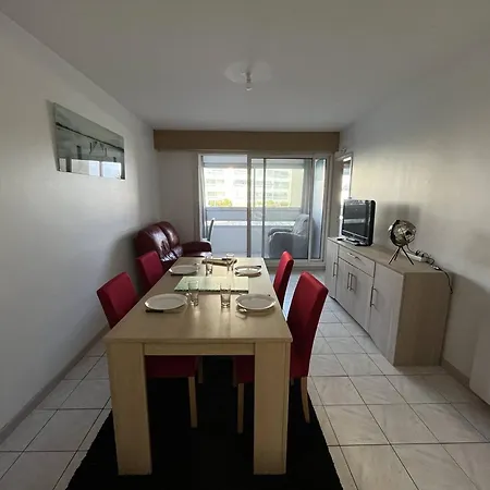 T3 Renove Avec Loggias, A Deux Pas De La Et Des Commerces, Parking Prive Inclus! - Fr-1-324a-64